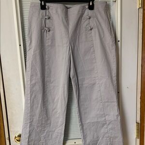 NWOT Gloria Vanderbilt Light Gray women’s capris with Knot Button Detail